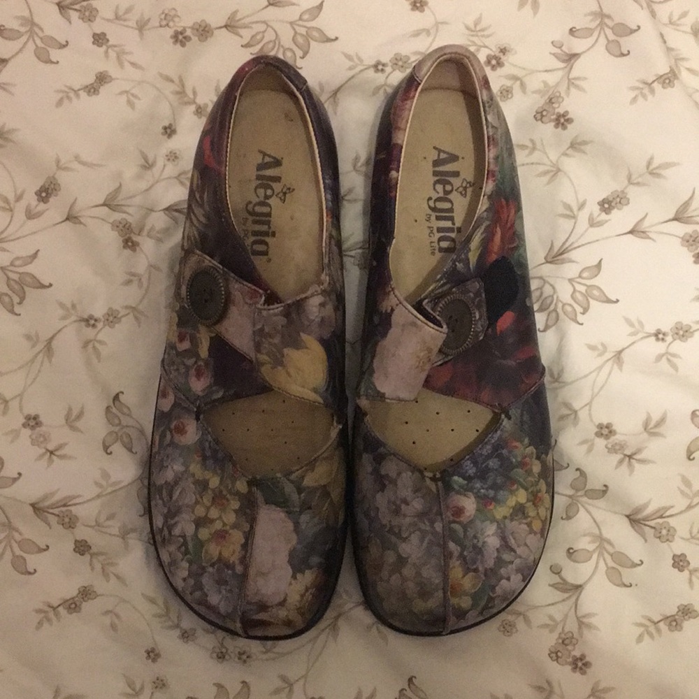 Algeria Kaitlyn Dark Floral Mary Janes
